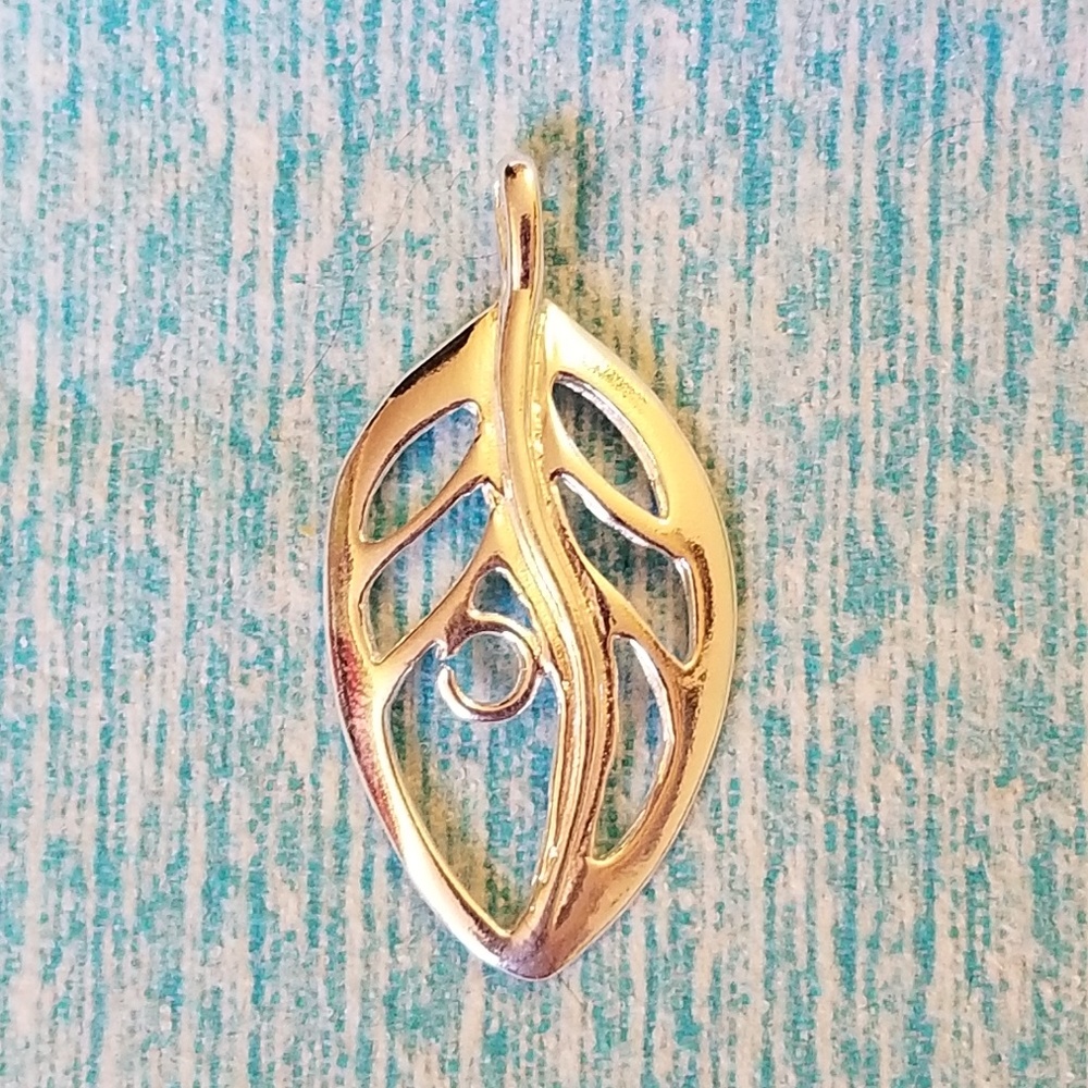 4/$30 NWT Sterling Silver Leaf Charm Pendant - Picture 1 of 8